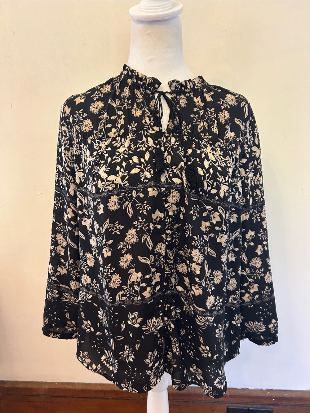 Daniel Rainn Black Floral Tie-Neck Women's Long sleeve blouse Size MP EUC